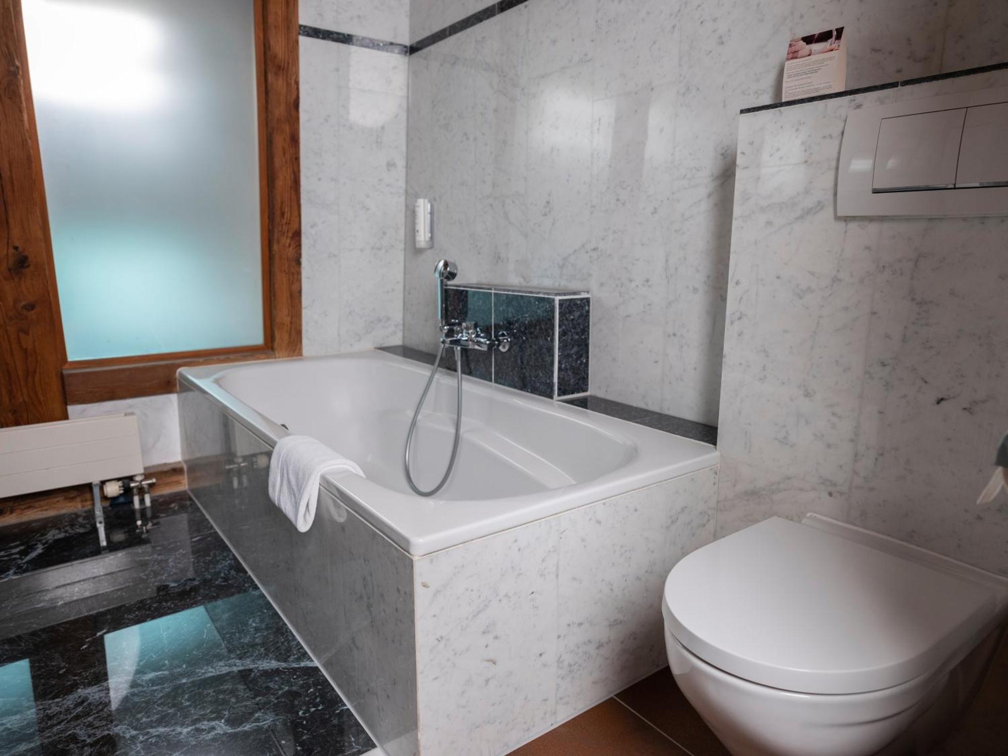 Romantik Hotel De L'Ours Sugiez Εξωτερικό φωτογραφία