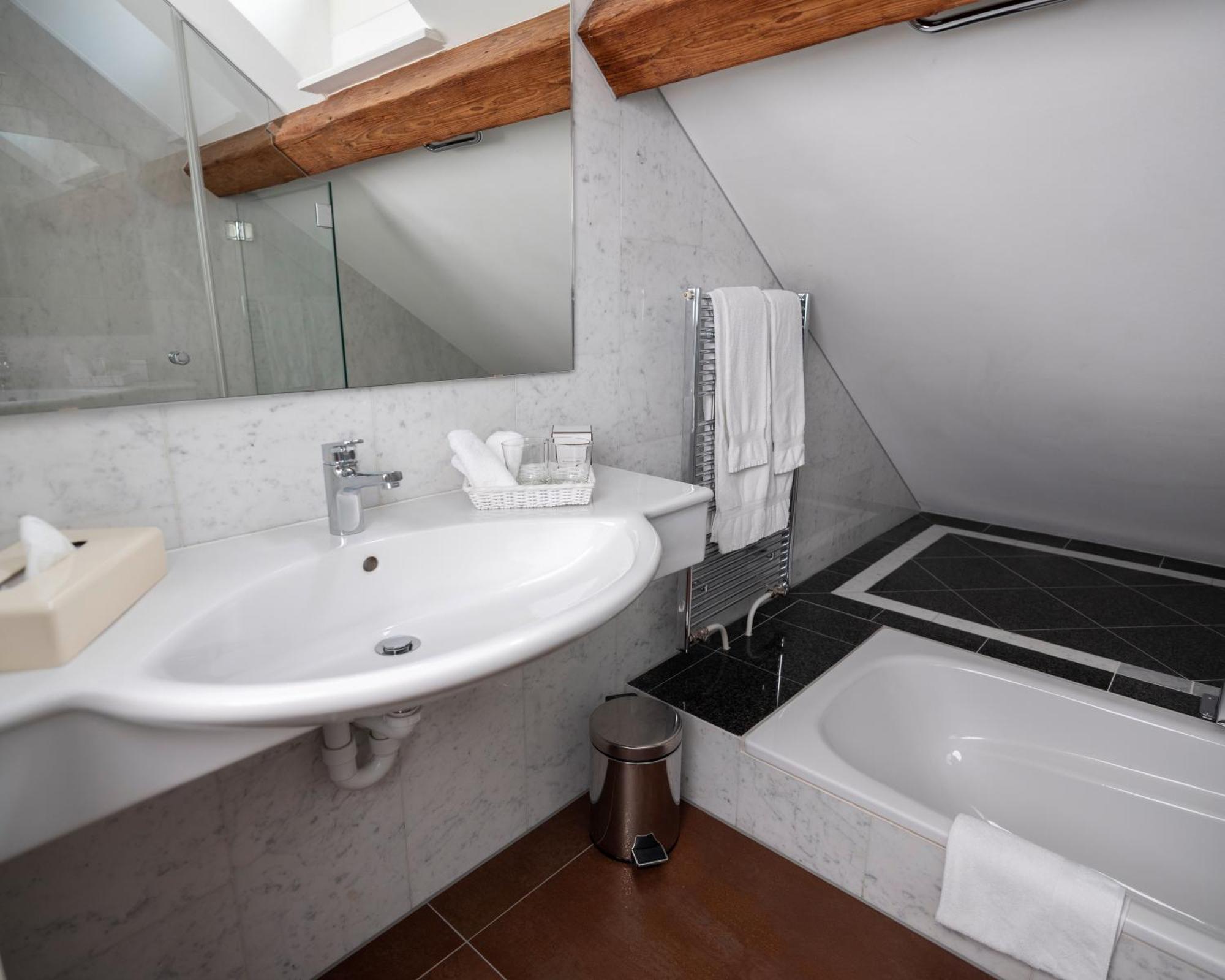 Romantik Hotel De L'Ours Sugiez Εξωτερικό φωτογραφία