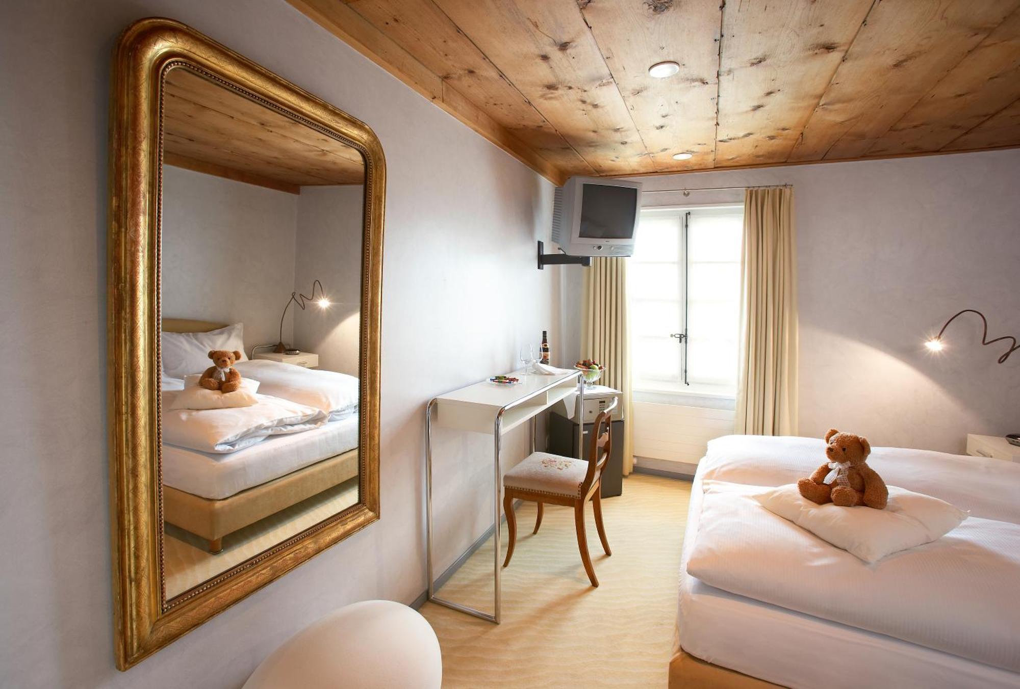 Romantik Hotel De L'Ours Sugiez Δωμάτιο φωτογραφία